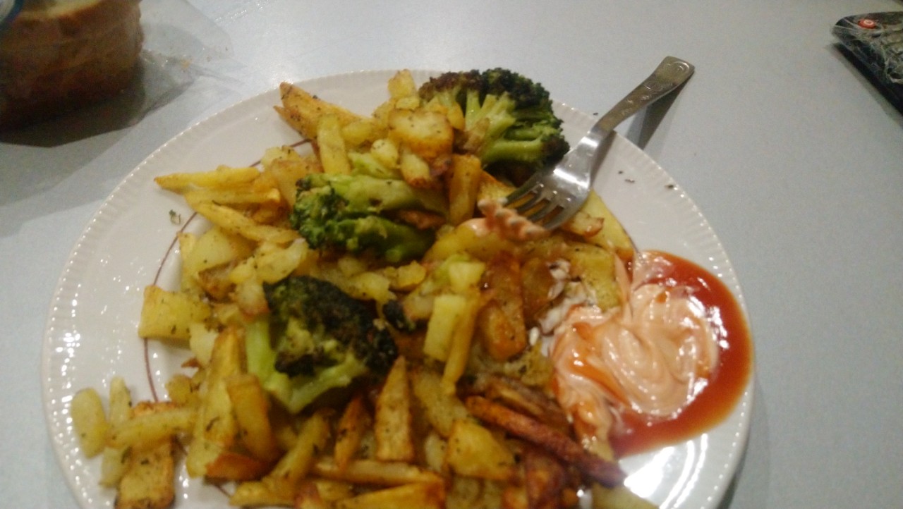 Жареная картошка и брокколи