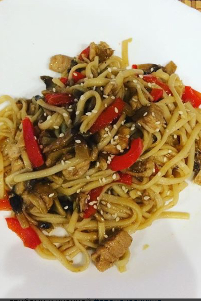 Лапша удон с курицей и грибами