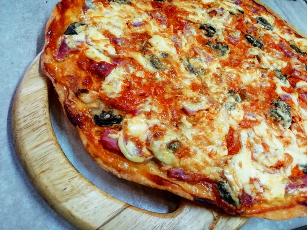 Рецепт дня: пицца с ветчиной, грибами, помидорами и кукурузой