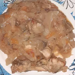 Капуста с овощами и курицей в духовке