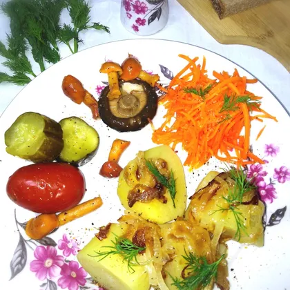 Отварной картофель с обжаренным луком и маринованными овощами