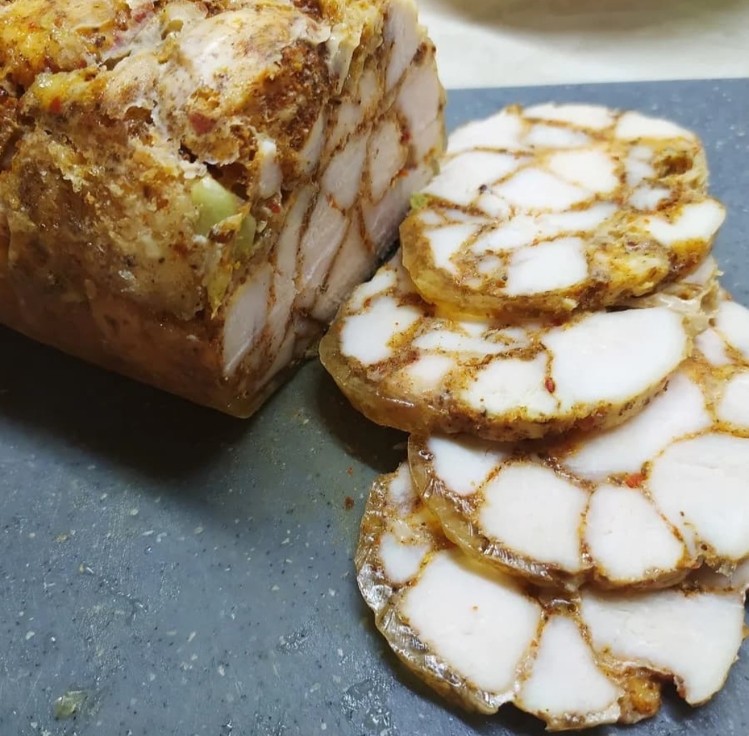 Мраморный рулет из курицы