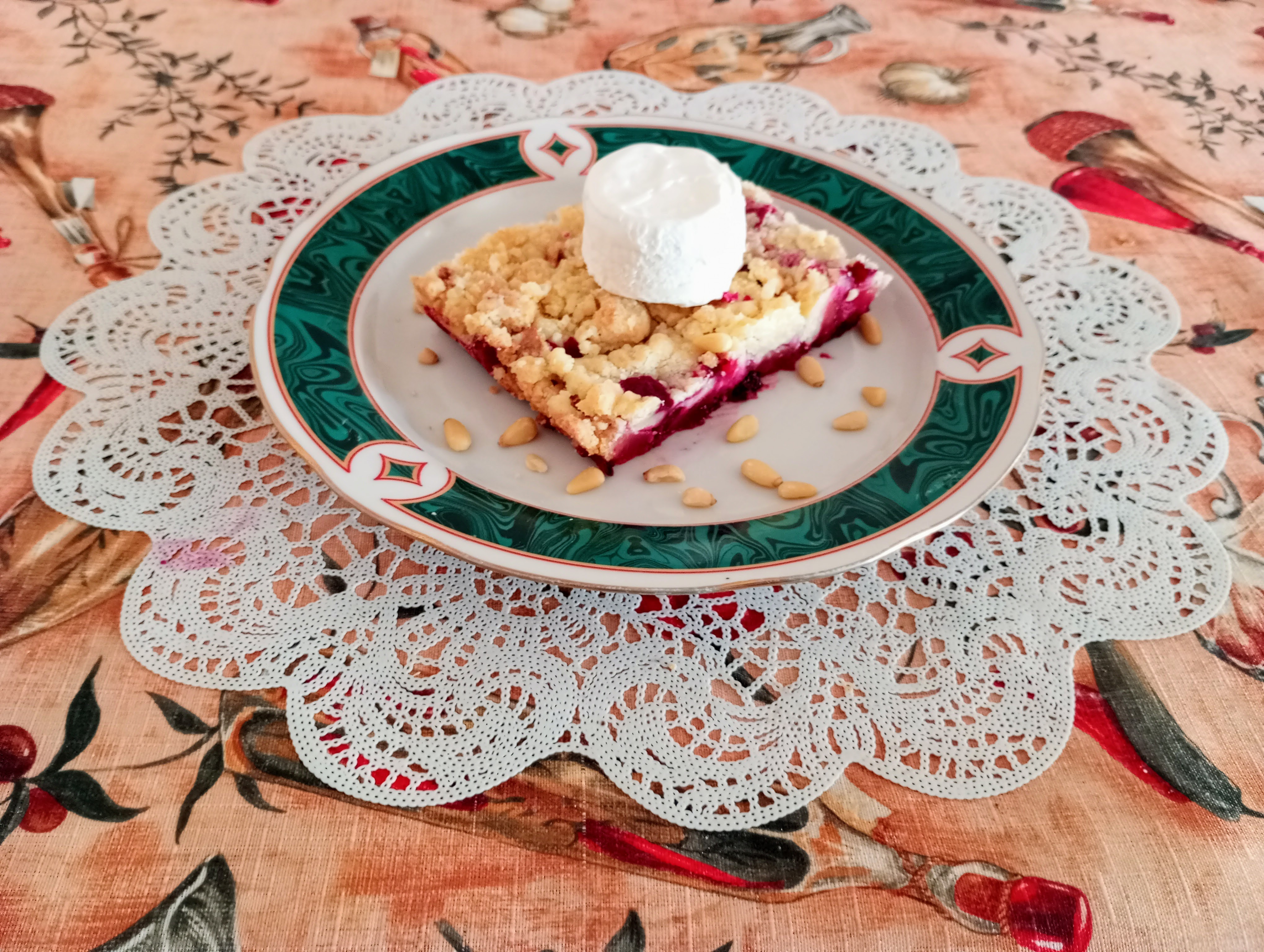 Крамбл с яблоками и черной смородиной