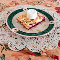 Крамбл с яблоками и черной смородиной