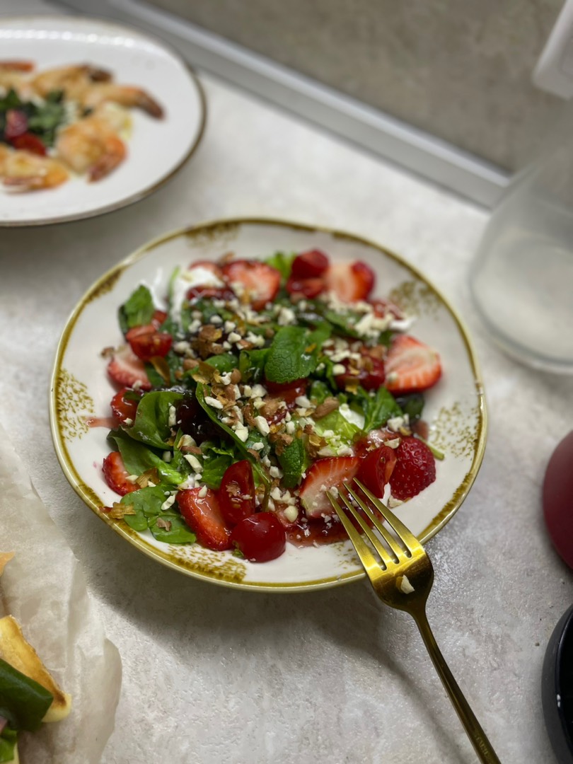 Салат с клубникой и страчателлой