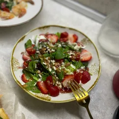 Салат с клубникой и страчателлой