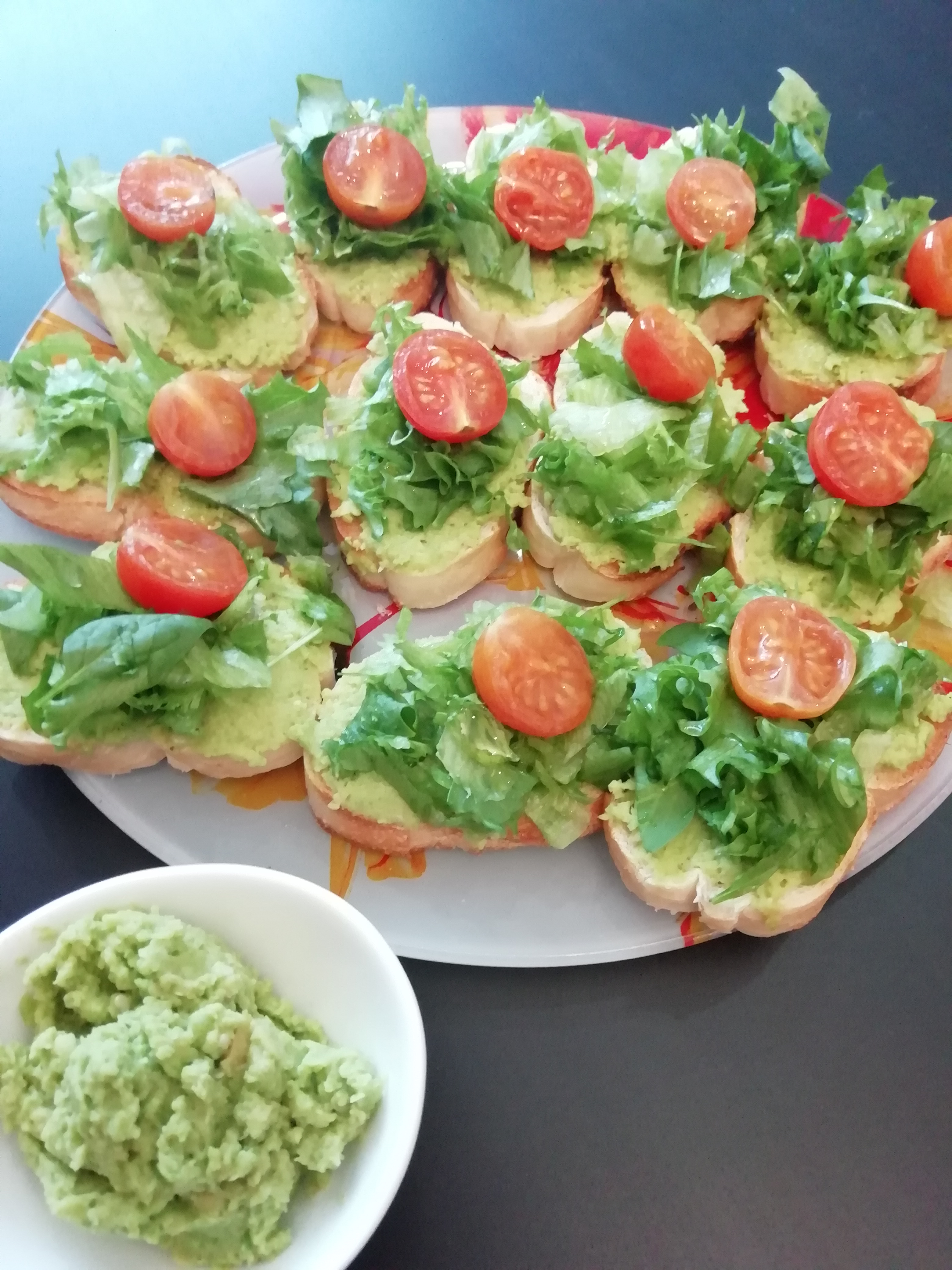 Брускетта с пюре из авокадо, зелени и томатов черри🥑
