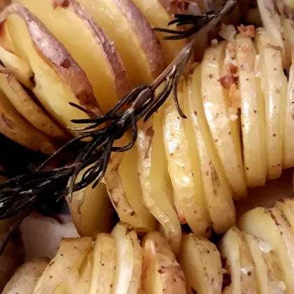 Картофельные спирали, запеченные с чесноком и розмарином