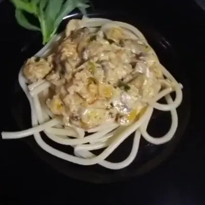 Спагетти под соусом с грибами