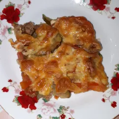 Пицца с мясом, сыром, помидорками и солеными огурчиками😋😋😋