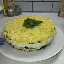 Слоёный салат с курицей и грибами