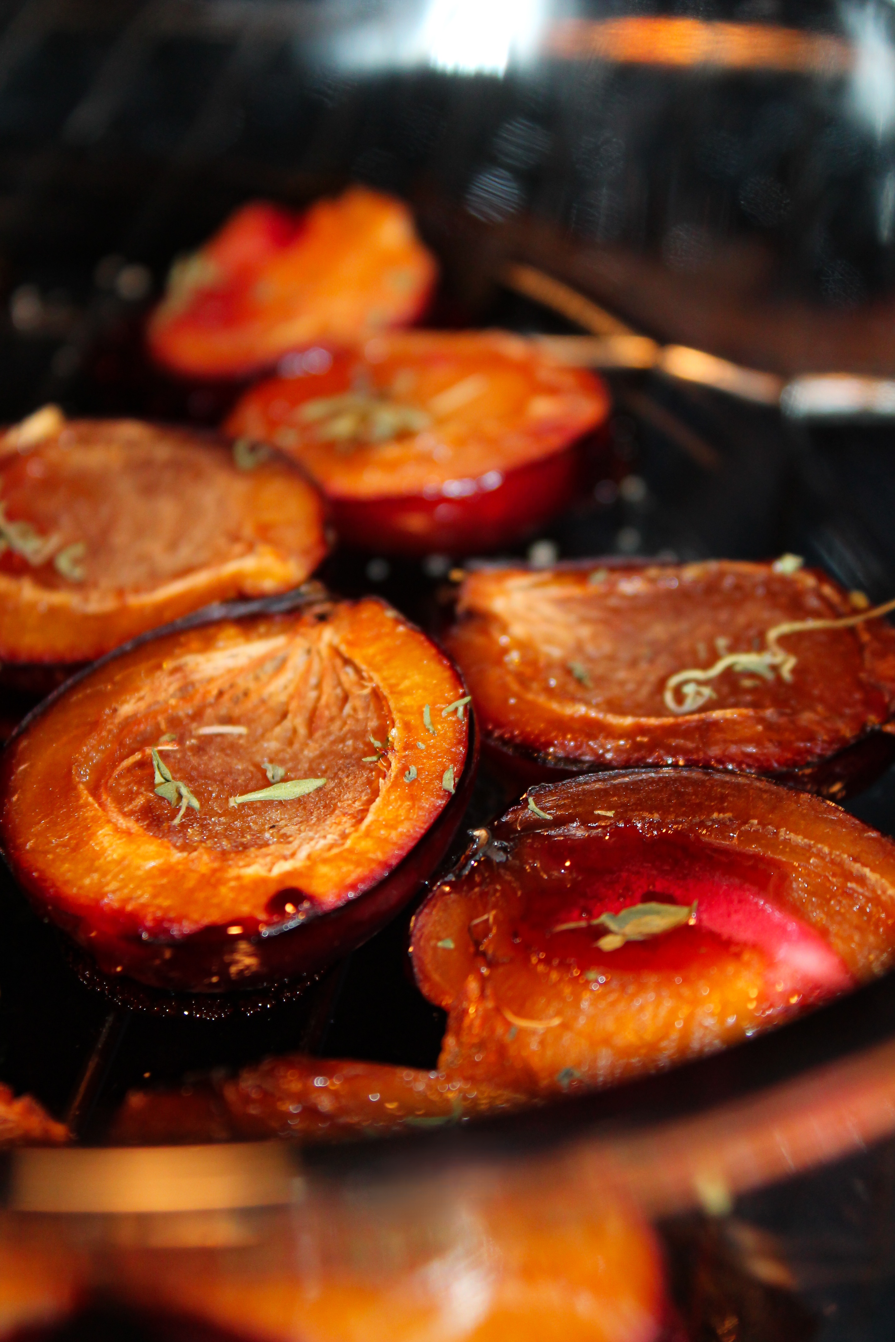 Закуска из запечённых слив 