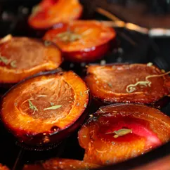 Закуска из запечённых слив 