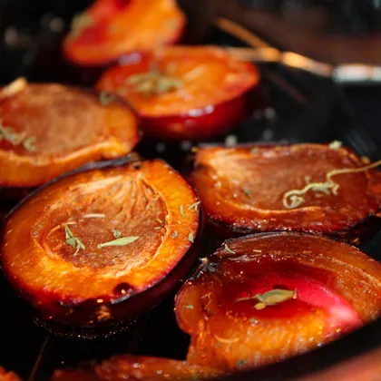 Закуска из запечённых слив 