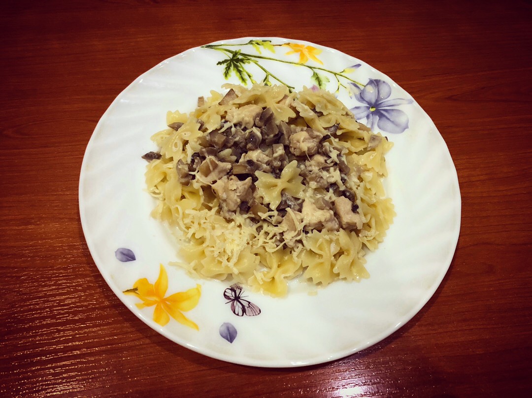 Фарфалле с курицей и грибами в сливочном соусе🍝