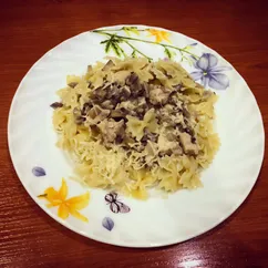 Фарфалле с курицей и грибами в сливочном соусе🍝