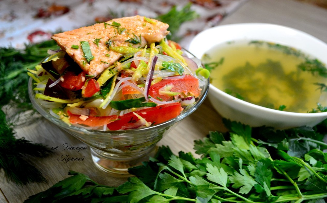 Салат из фунчозы и форели