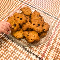 Цельнозерновое песочное печенье с изюмом и орехами