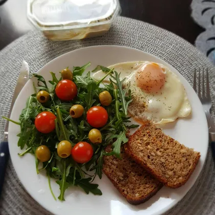 Яйцо с салатом