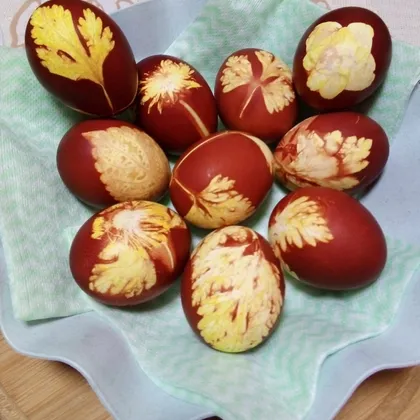 Окрашивание яиц в луковой шелухе с рисунком 'Растения'