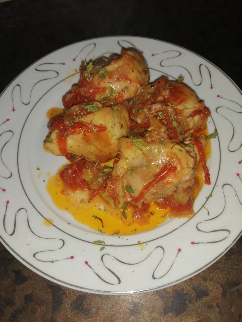 Курица со свежими томатами(вкусно и просто)