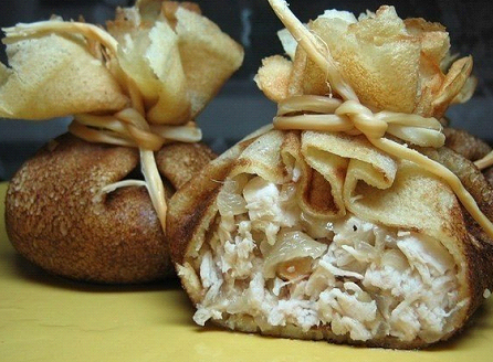 Блинные мешочки с начинкой из красной рыбы, яиц и творожного сыра рецепт с фото пошагово