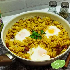 Макароны с тушёнкой и яйцами