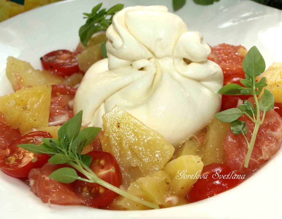 Салат с грейпфрутом, сыром буррата и ананасами
