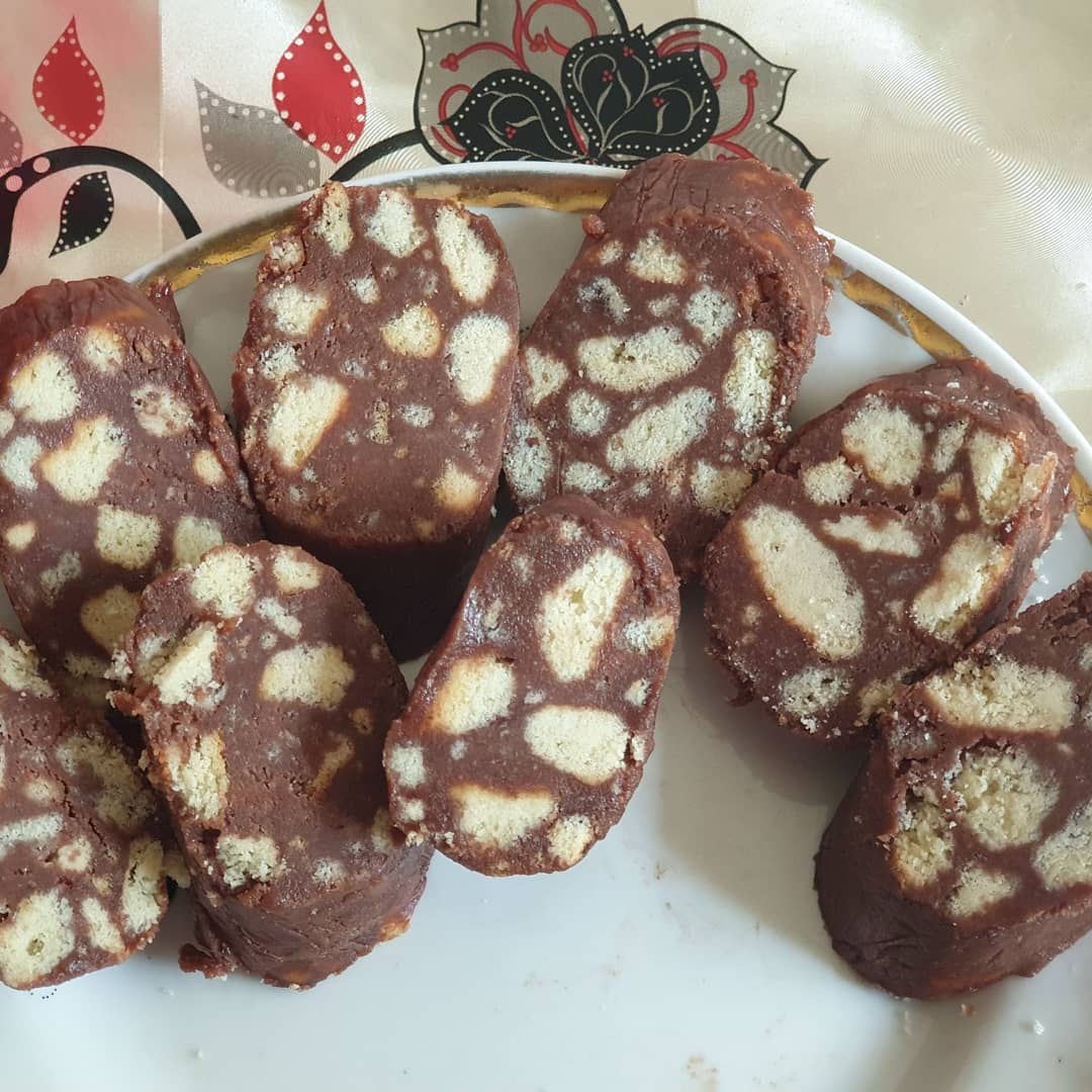Шоколадная колбаса с орехами