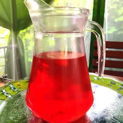 Напиток «Летний аромат» с клубникой и базиликом