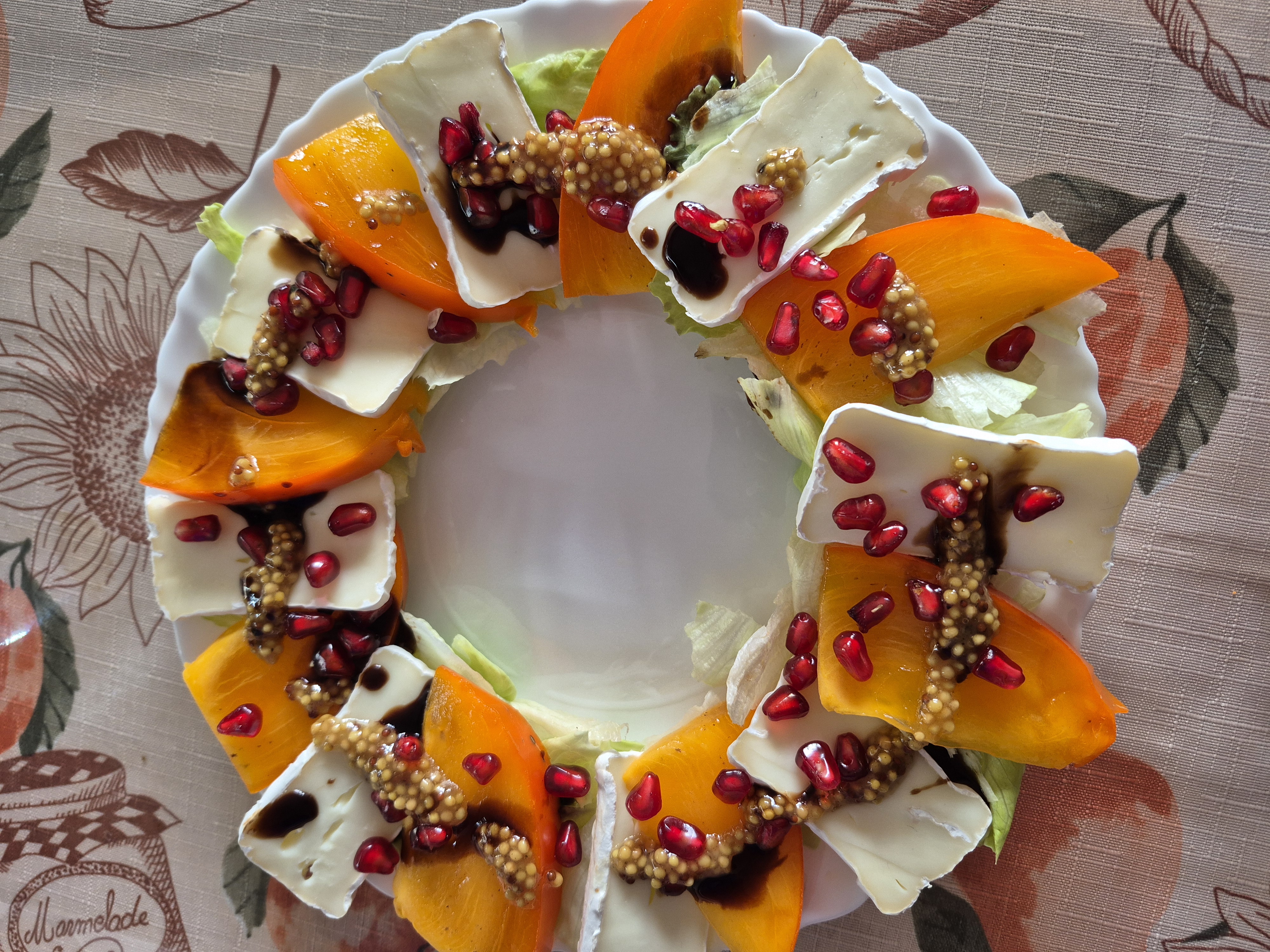 Салат с хурмой и сыром