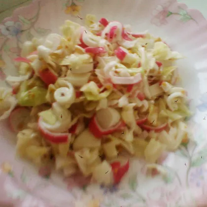 ПП простой салат из капусты и крабовых палочек