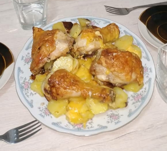 Запечённая курочка с картошкой в духовке