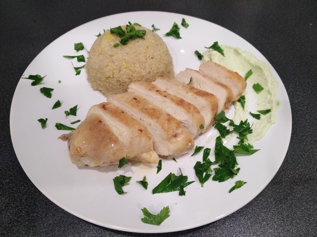 Киноа с куриной грудкой под соусом из авокадо