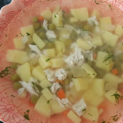 Куриный суп с картошкой и зеленым горошком