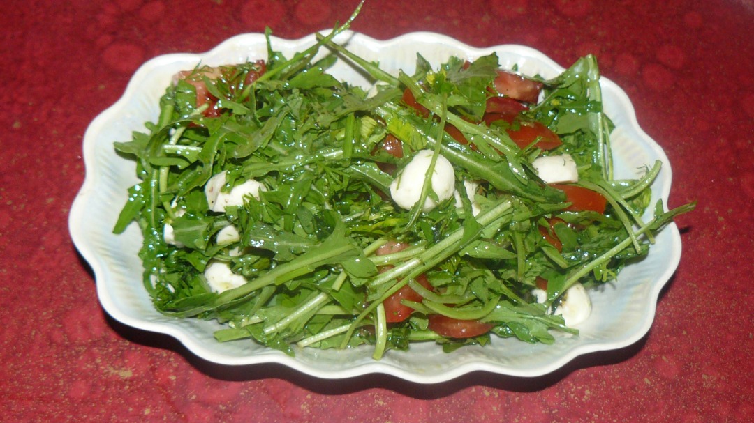 Салат с рукколой, помидорами черри и креветками