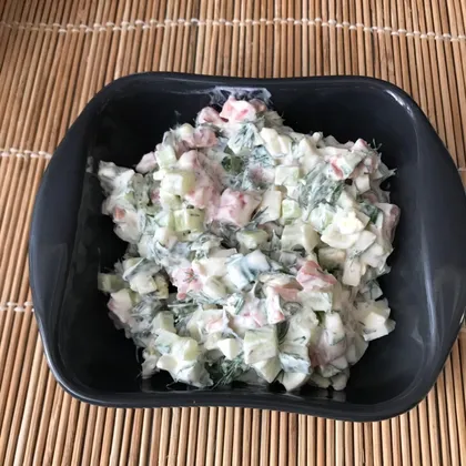 Салат из слабосоленой форели с перепелиным яйцом