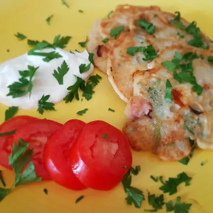 Оладьи с копченым мясом, сыром и зеленью