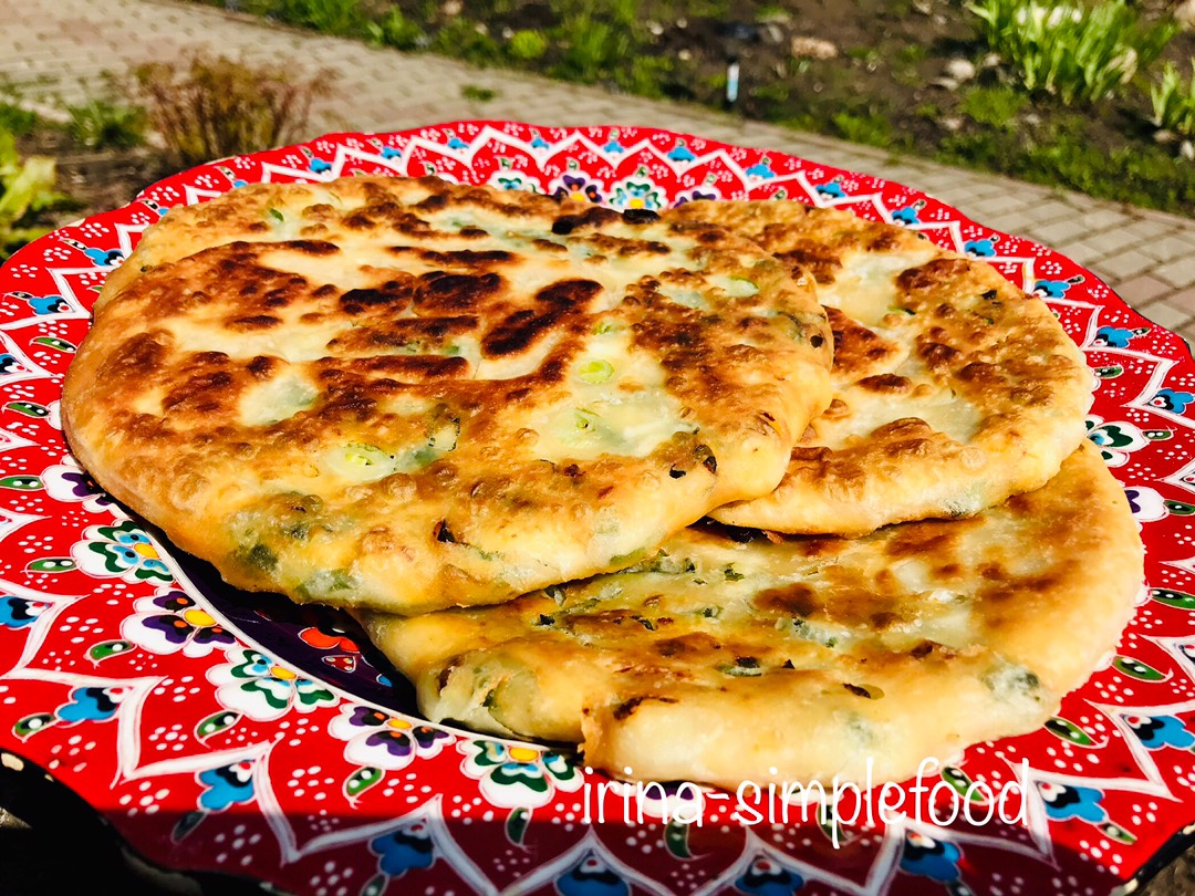 Лепешки с сыром сулугуни и зеленью. Очень сочные и вкусные. Никто не останется равнодушным.