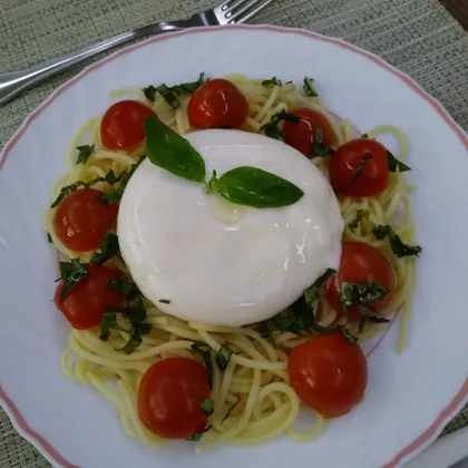 Спагетти с сыром буррата и помидорами черри