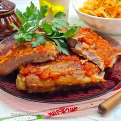 Запечённые  ребрышки с соусом в духовке 