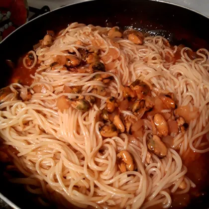 Спагетти с мидиями в пикантном соусе за 30 минут
