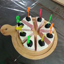 Закуска на праздничный стол с колбасой и творожным сыром