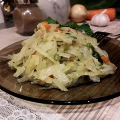 Тушёная капуста с тушёнкой😉