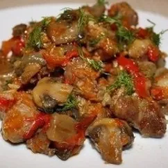 Мясо, тушеное с шампиньонами и сладким перцем