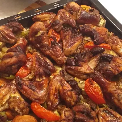 Куриные голени и крылышки с овощами в духовке