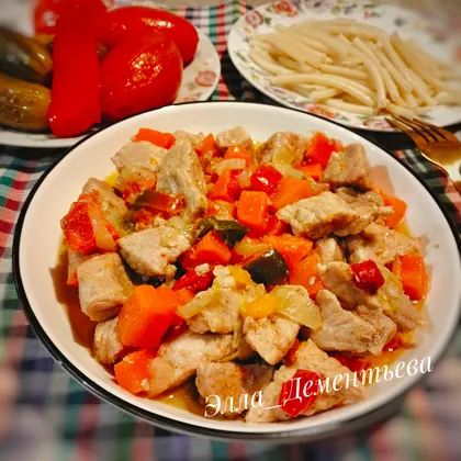 Свинина тушёная с овощами 