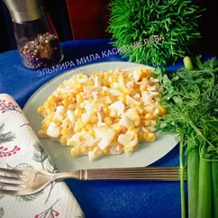 Куриный салат с яйцом и кукурузой