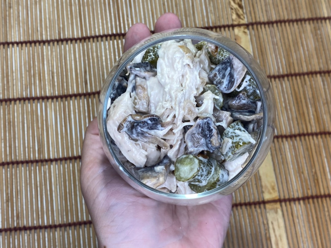 Салат с куриной грудкой, грибами и огурцами