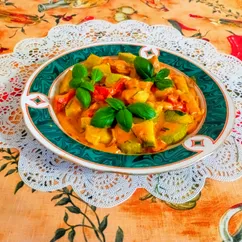 Паприкаш из курицы и кабачков